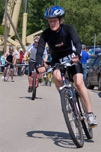 Radfahrer beim Papendorfer Triathlon