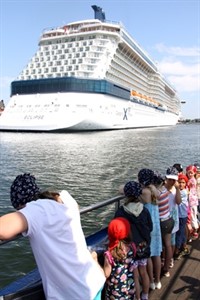 Staunende Piraten vor der "Celebrity Eclipse"