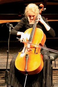 Clara Franz auf dem Violoncello