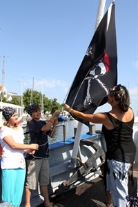 Piratenflagge hissen auf dem Kutter "Pasewalk"