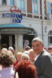 Frank Sadowski vor dem Rostocker Hof