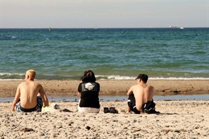 Strandbesucher genießen das Wetter