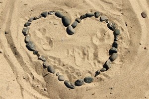 Verschlüsselte Botschaften im Strandsand