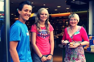 Franziska und Paul mit Evelyn Röwekamp von Thalia