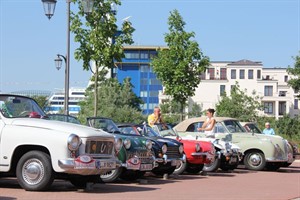 Oldtimer vor der Yachthafenresidenz Hohe Düne