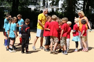 Fußballturnier bei der Eröffnung des Sportplatzes