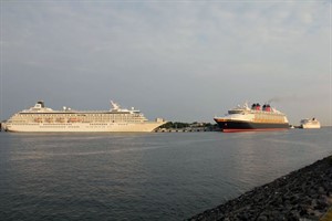 Crystal Symphony, Disney Magic und Braemar in Warnemünde