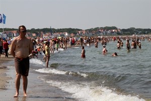 Vollbesetzter Ostseestrand in Warnemünde