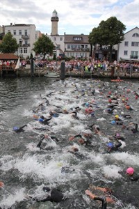 28. Rostocker Triathlon 2010 - Schwimmen im Alten Strom von Warnemünde