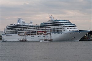 Hanse Sail Rostock: Haikutter vor dem Kreuzfahrtschiff „Regatta“