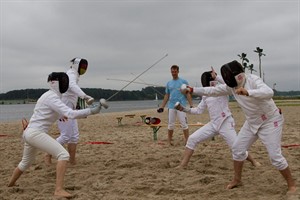 Mannschaftsfechten am Strand von Rostock