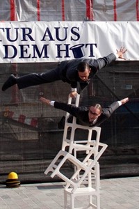 Wall Streettheater beim Chinese Handstand