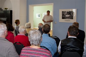 Frank Schröder bei der Ausstellungseröffnung