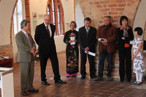 Roland Methling und Gäste bei der „face to face“-Eröffnung im Rathaus