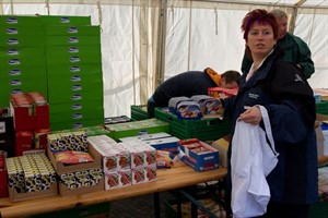 Mitarbeiter der Rostocker Tafel verteilen Lebensmittel