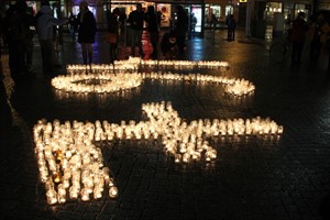 794 brenndende Kerten auf dem Doberaner Platz