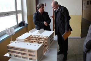 Architekt Martin Wollensak erklärt Bürgermeister Roland Methling die Besonderheiten der Schule