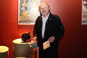 Günter Stiewe mit der CD und DVD vom Club der toten Dichter