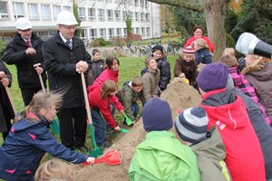 Roland Methling_mit Grundschülern aus Reutershagen