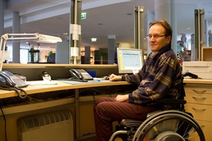 Arno Härter am Infotresen im Klinikum Südstadt Rostock