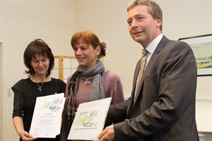 Christiane Krüger, Franziska Pfaff und Henry Tesch bei der Übergabe des Qualitätssiegels