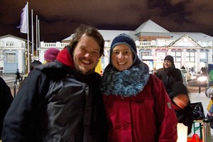 Daniel Schmidt und Rebecca Südmersen nehmen an der Mahnwache teil