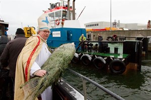 Nikolaus Folkert Janssen übergibt Weihnachtsbaum