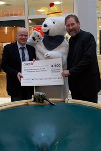 Jens Fleischer, Eisbär Otto und Udo Nagel bei einer Spendenübergabe im Ostsee Park Sievershagen