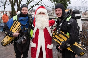 John Tiede, Heiko Hacker (beide Feuerwehr) und Weihnachtsmann