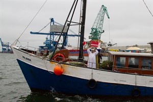 Kutter Rilana mit Tannenbäumen und Nikolaus im Hafenbecken in Rostock