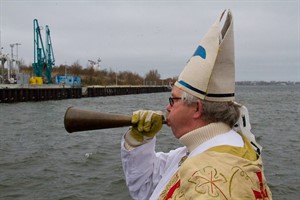 Nikolaus Folkert Janssen mit dem Nebelhorn im Seehafen Rostock