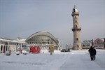 Promenade und Leuchtturm von Warnemünde im Winter