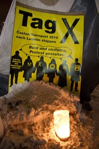 Protestplakat gegen den Castor-Transport nach Lubmin vor dem Rostocker Hauptbahnhof