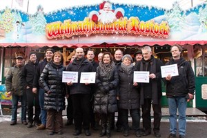 Spendenübergabe der Schausteller auf dem Rostocker Weihnachtsmarkt