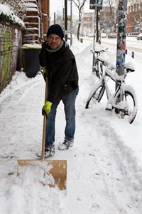 Frank schiebt Schnee vorm PWH