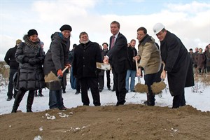 Symbolischer Spatenstich mit Rostocks Bürgerschaftspräsidentin Karina Jens, Bauminister Volker Schlotmann, Wissenschaftsminister Henry Tesch, Leiter des Insituts für Physik Prof. Dr. Stefan Lochbrunner und Rektor Prof. Dr. Wolfgang Schareck