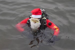 Stephan Broszies beim Weihnachtstauchen 2010