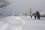 Warnemünde: verschneite Promenade und Leuchtturm