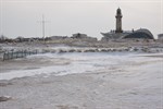 Winter in Warnemünde: Strand, Schnee, Leuchtturm und Teepott