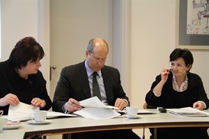 Carmen Becke (Leiterin der Kommunalen Statistikstelle), Georg Scholze (Finanzsenator) und Karin Helke (Leiterin des Hauptverwaltungsamtes)