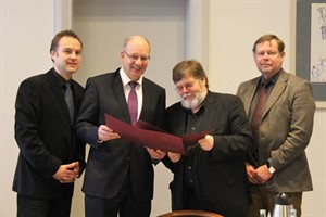 Bausenator Holger Matthäus, Oberbürgermeister Roland Methling, Bauminister Volker Schlotmann und RGS-Geschäftsführer Reinhard Wolfgramm