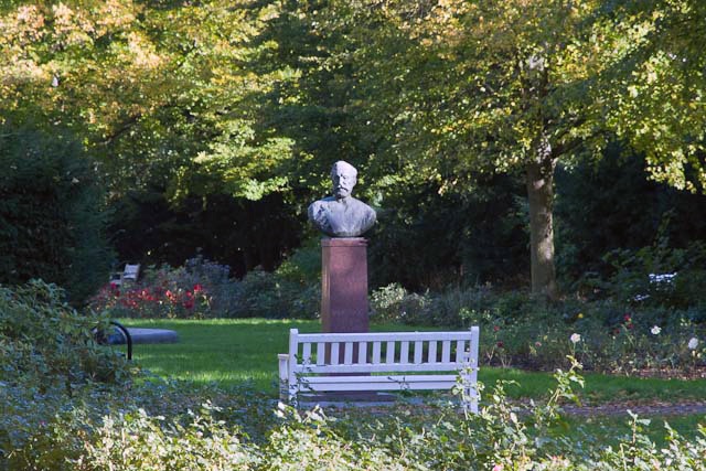 Paul-Pogge-Denkmal, Büste von Jo Jastram im Rostocker Rosengarten