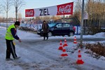 Reinhard Wolff vom Kreisleichtathletikverband streut auf der glatten Strecke