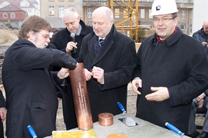 Bauminister Volker Schlotmann, Heinz-Gerd Hufen (BBL MV), Ärztlicher Direktor Prof. Dr. Peter Schuff-Werner und Rektor Prof. Dr. Wolfgang Schareck