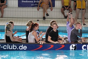 Mixed Team beim Drachenboot Indoor Cup in der Neptunschwimmhalle