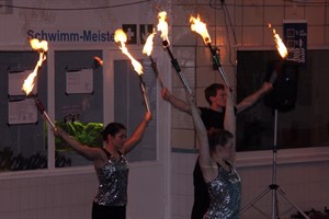 Feuershow beim Drachenboot Indoor Cup in der Neptunschwimmhalle