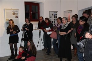 Besucher der Ausstellungseröffnung "Soundscapes"