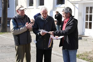 Stefan Patzer überreicht Hans-Joachim Richert den Patenschaftsvertrag