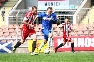 Bayern gegen Hansa: Steffen Wohlfarth im Zweikampf mit Robert Müller