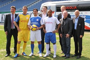 FC Hansa Rostock: Nike ist neuer Ausrüster - Bernd Hofmann (Vorstandsvorsitzender), Robert Müller, Sebastin Pelzer, Mohammed Lartey, Maik Weber (Infront-Vermarktungsagentur), Bernd Schmider (NIKE), Dr. Peter Zeggel (Markeing, FC Hansa)